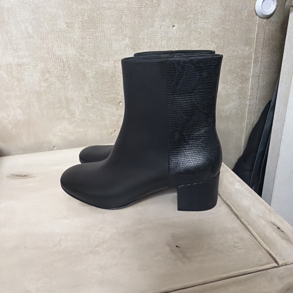 Donald Pliner Women's Cindee M070 Black Leather Panther Print Ankle Boots sz 7M